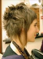 cieniowane fryzury krótkie - uczesanie damskie z włosów krótkich cieniowanych zdjęcie numer 65A